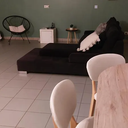 Chez R&c בלה